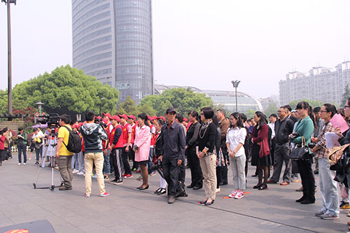 优德88文创园党团代表参与“网淘”自愿者活动 (1).jpg 优德88文创园党团代表参与“网淘”自愿者活动 (1).jpg